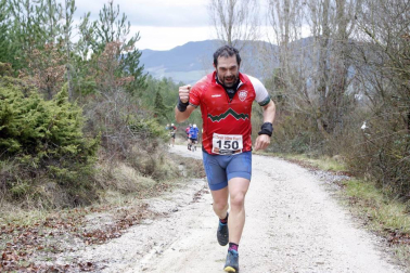 Ion Sola y Vanesa Pacha ganan el campeonato de la Federación Navarra de Atletismo en el I Trail Hiru Herri