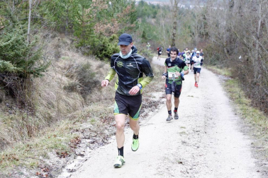 Ion Sola y Vanesa Pacha ganan el campeonato de la Federación Navarra de Atletismo en el I Trail Hiru Herri
