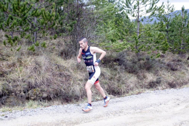 Ion Sola y Vanesa Pacha ganan el campeonato de la Federación Navarra de Atletismo en el I Trail Hiru Herri