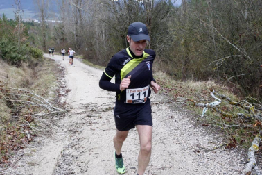 Ion Sola y Vanesa Pacha ganan el campeonato de la Federación Navarra de Atletismo en el I Trail Hiru Herri