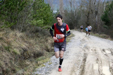 Ion Sola y Vanesa Pacha ganan el campeonato de la Federación Navarra de Atletismo en el I Trail Hiru Herri