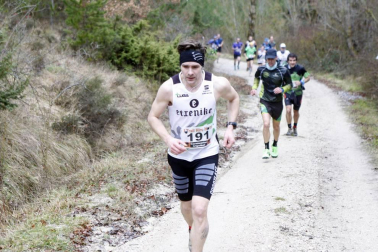 Ion Sola y Vanesa Pacha ganan el campeonato de la Federación Navarra de Atletismo en el I Trail Hiru Herri
