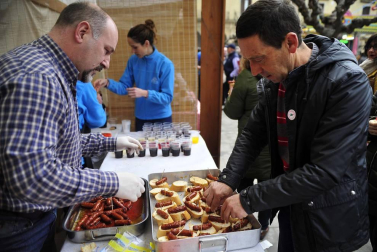 Tafalla celebró este domingo el último día de sus ferias con multitud de vecinos y visitantes que se acercaron a la plaza del Ayuntamiento donde se congregaron un total de treinta puestos artesanales y a la tradicional Rifa del Cuto.