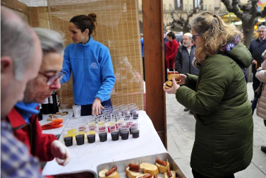 Tafalla celebró este domingo el último día de sus ferias con multitud de vecinos y visitantes que se acercaron a la plaza del Ayuntamiento donde se congregaron un total de treinta puestos artesanales y a la tradicional Rifa del Cuto.