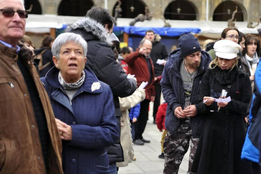 Tafalla celebró este domingo el último día de sus ferias con multitud de vecinos y visitantes que se acercaron a la plaza del Ayuntamiento donde se congregaron un total de treinta puestos artesanales y a la tradicional Rifa del Cuto.