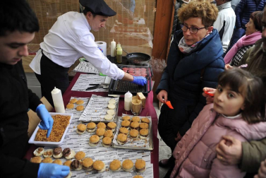Tafalla celebró este domingo el último día de sus ferias con multitud de vecinos y visitantes que se acercaron a la plaza del Ayuntamiento donde se congregaron un total de treinta puestos artesanales y a la tradicional Rifa del Cuto.