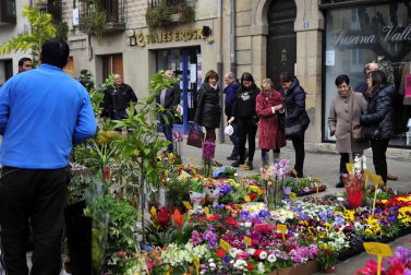 Tafalla celebró este domingo el último día de sus ferias con multitud de vecinos y visitantes que se acercaron a la plaza del Ayuntamiento donde se congregaron un total de treinta puestos artesanales y a la tradicional Rifa del Cuto.