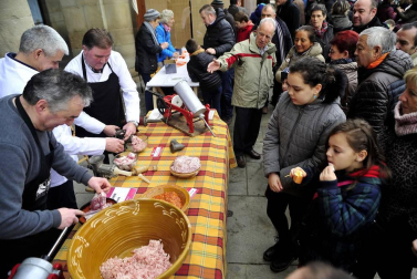 Tafalla celebró este domingo el último día de sus ferias con multitud de vecinos y visitantes que se acercaron a la plaza del Ayuntamiento donde se congregaron un total de treinta puestos artesanales y a la tradicional Rifa del Cuto.