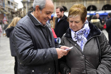 Tafalla celebró este domingo el último día de sus ferias con multitud de vecinos y visitantes que se acercaron a la plaza del Ayuntamiento donde se congregaron un total de treinta puestos artesanales y a la tradicional Rifa del Cuto.