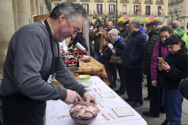 Tafalla celebró este domingo el último día de sus ferias con multitud de vecinos y visitantes que se acercaron a la plaza del Ayuntamiento donde se congregaron un total de treinta puestos artesanales y a la tradicional Rifa del Cuto.