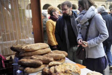 Tafalla celebró este domingo el último día de sus ferias con multitud de vecinos y visitantes que se acercaron a la plaza del Ayuntamiento donde se congregaron un total de treinta puestos artesanales y a la tradicional Rifa del Cuto.