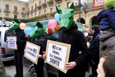 Tafalla celebró este domingo el último día de sus ferias con multitud de vecinos y visitantes que se acercaron a la plaza del Ayuntamiento donde se congregaron un total de treinta puestos artesanales y a la tradicional Rifa del Cuto.