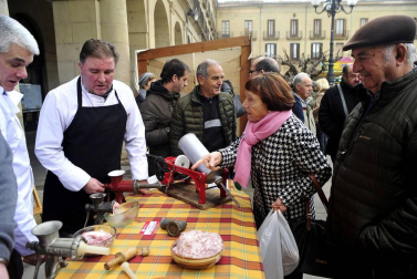 Tafalla celebró este domingo el último día de sus ferias con multitud de vecinos y visitantes que se acercaron a la plaza del Ayuntamiento donde se congregaron un total de treinta puestos artesanales y a la tradicional Rifa del Cuto.