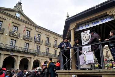 Tafalla celebró este domingo el último día de sus ferias con multitud de vecinos y visitantes que se acercaron a la plaza del Ayuntamiento donde se congregaron un total de treinta puestos artesanales y a la tradicional Rifa del Cuto.