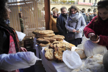 Tafalla celebró este domingo el último día de sus ferias con multitud de vecinos y visitantes que se acercaron a la plaza del Ayuntamiento donde se congregaron un total de treinta puestos artesanales y a la tradicional Rifa del Cuto.