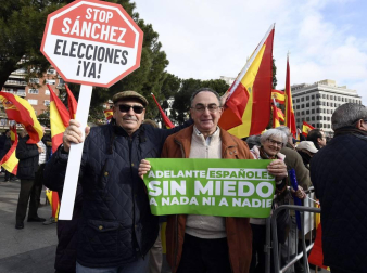 Manifestación este domingo en la plaza de Colón de Madrid en contra de la política de diálogo del Gobierno en Cataluña y en demanda de elecciones.