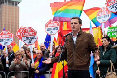 Manifestación este domingo en la plaza de Colón de Madrid en contra de la política de diálogo del Gobierno en Cataluña y en demanda de elecciones.