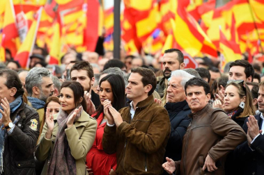 Manifestación este domingo en la plaza de Colón de Madrid en contra de la política de diálogo del Gobierno en Cataluña y en demanda de elecciones.