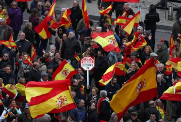 Manifestación este domingo en la plaza de Colón de Madrid en contra de la política de diálogo del Gobierno en Cataluña y en demanda de elecciones.