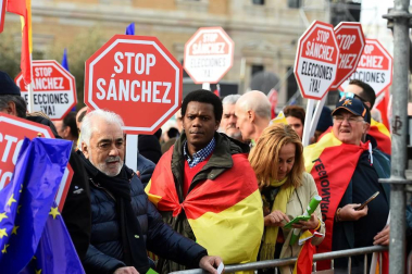 Manifestación este domingo en la plaza de Colón de Madrid en contra de la política de diálogo del Gobierno en Cataluña y en demanda de elecciones.