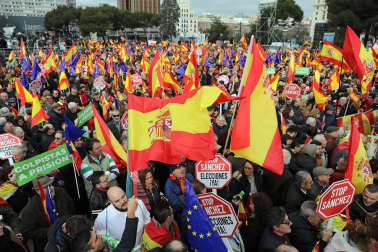 Manifestación este domingo en la plaza de Colón de Madrid en contra de la política de diálogo del Gobierno en Cataluña y en demanda de elecciones.