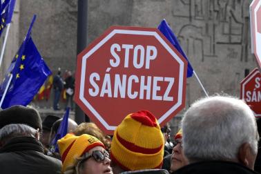 Manifestación este domingo en la plaza de Colón de Madrid en contra de la política de diálogo del Gobierno en Cataluña y en demanda de elecciones.
