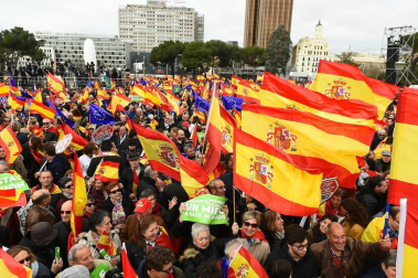 Manifestación este domingo en la plaza de Colón de Madrid en contra de la política de diálogo del Gobierno en Cataluña y en demanda de elecciones.