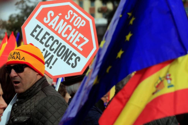 Manifestación este domingo en la plaza de Colón de Madrid en contra de la política de diálogo del Gobierno en Cataluña y en demanda de elecciones.