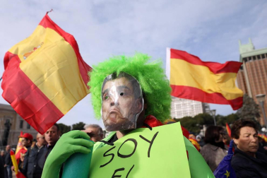 Manifestación este domingo en la plaza de Colón de Madrid en contra de la política de diálogo del Gobierno en Cataluña y en demanda de elecciones.