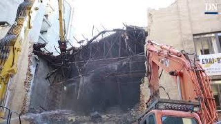 Derribo del edificio de los cines Carlos III