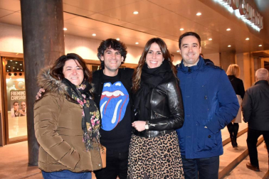 La noche del sábado 9 de febrero, subió al escenario del Teatro Gaztambide uno de los dúos humorísticos más populares del país: Faemino y Cansado. Seguidores de estos cómicos del absurdo, llegados desde diferentes localidades de la Ribera, llenaron el teatro para disfrutar del espectáculo '¡Quien tuvo retuvo', en el que ambos artistas repasan y dan lustre a gran parte de su repertorio de los últimos años.