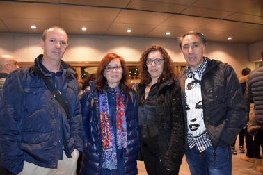 La noche del sábado 9 de febrero, subió al escenario del Teatro Gaztambide uno de los dúos humorísticos más populares del país: Faemino y Cansado. Seguidores de estos cómicos del absurdo, llegados desde diferentes localidades de la Ribera, llenaron el teatro para disfrutar del espectáculo '¡Quien tuvo retuvo', en el que ambos artistas repasan y dan lustre a gran parte de su repertorio de los últimos años.
