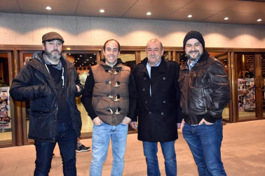La noche del sábado 9 de febrero, subió al escenario del Teatro Gaztambide uno de los dúos humorísticos más populares del país: Faemino y Cansado. Seguidores de estos cómicos del absurdo, llegados desde diferentes localidades de la Ribera, llenaron el teatro para disfrutar del espectáculo '¡Quien tuvo retuvo', en el que ambos artistas repasan y dan lustre a gran parte de su repertorio de los últimos años.
