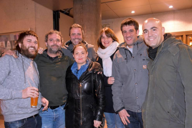 La noche del sábado 9 de febrero, subió al escenario del Teatro Gaztambide uno de los dúos humorísticos más populares del país: Faemino y Cansado. Seguidores de estos cómicos del absurdo, llegados desde diferentes localidades de la Ribera, llenaron el teatro para disfrutar del espectáculo '¡Quien tuvo retuvo', en el que ambos artistas repasan y dan lustre a gran parte de su repertorio de los últimos años.