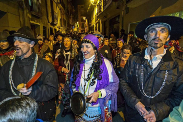 Su alegre pasacalles recorrió el centro de la ciudad entre canciones y bailes de los ex danzaris Francisco Beruete