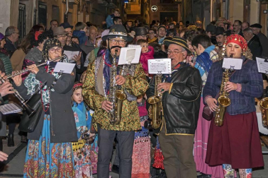 Su alegre pasacalles recorrió el centro de la ciudad entre canciones y bailes de los ex danzaris Francisco Beruete