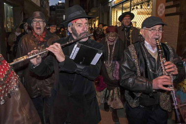 Su alegre pasacalles recorrió el centro de la ciudad entre canciones y bailes de los ex danzaris Francisco Beruete