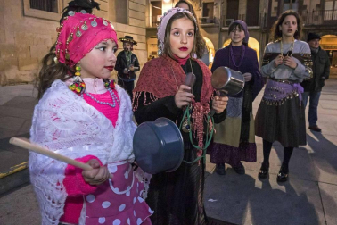 Su alegre pasacalles recorrió el centro de la ciudad entre canciones y bailes de los ex danzaris Francisco Beruete