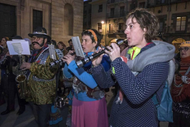 Su alegre pasacalles recorrió el centro de la ciudad entre canciones y bailes de los ex danzaris Francisco Beruete