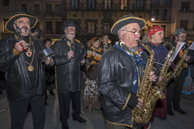 Su alegre pasacalles recorrió el centro de la ciudad entre canciones y bailes de los ex danzaris Francisco Beruete