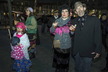Su alegre pasacalles recorrió el centro de la ciudad entre canciones y bailes de los ex danzaris Francisco Beruete