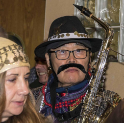 Su alegre pasacalles recorrió el centro de la ciudad entre canciones y bailes de los ex danzaris Francisco Beruete