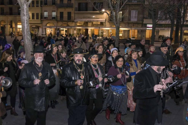 Su alegre pasacalles recorrió el centro de la ciudad entre canciones y bailes de los ex danzaris Francisco Beruete