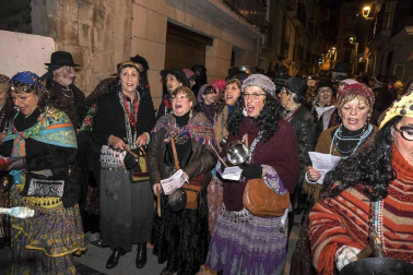 Su alegre pasacalles recorrió el centro de la ciudad entre canciones y bailes de los ex danzaris Francisco Beruete