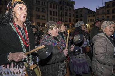 Su alegre pasacalles recorrió el centro de la ciudad entre canciones y bailes de los ex danzaris Francisco Beruete