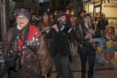 Su alegre pasacalles recorrió el centro de la ciudad entre canciones y bailes de los ex danzaris Francisco Beruete