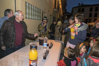 Su alegre pasacalles recorrió el centro de la ciudad entre canciones y bailes de los ex danzaris Francisco Beruete
