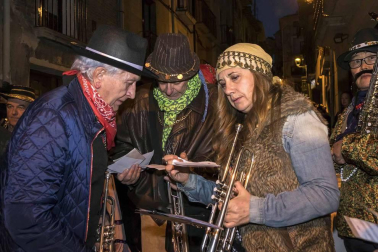 Su alegre pasacalles recorrió el centro de la ciudad entre canciones y bailes de los ex danzaris Francisco Beruete