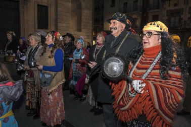 Su alegre pasacalles recorrió el centro de la ciudad entre canciones y bailes de los ex danzaris Francisco Beruete
