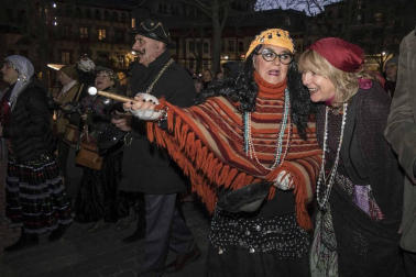 Su alegre pasacalles recorrió el centro de la ciudad entre canciones y bailes de los ex danzaris Francisco Beruete